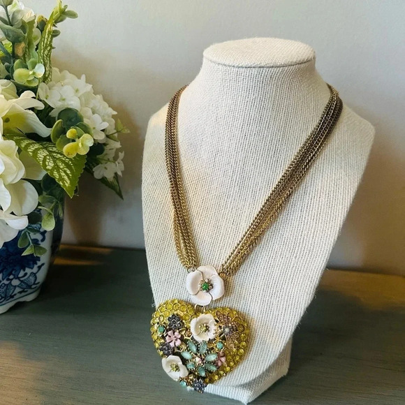 Betsey Johnson Queen Bee
LARGE Floral Heart Crystal Sea
Green Flower Necklace - Picture 4 of 6